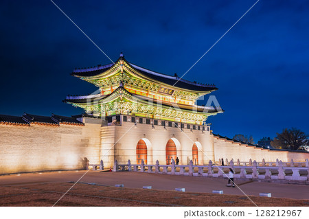 Seoul Gwanghwamun at night 128212967