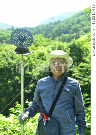 老年人修剪草坪 老年人修剪草坪 128213418