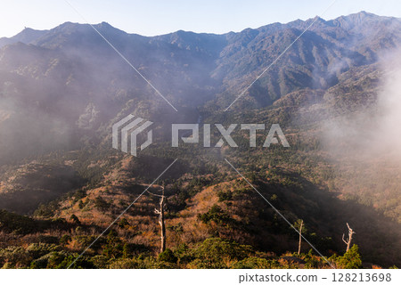 Mysterious and fantastical autumn scenery from Taiko Rock, Yakushima, in the offshore Alps 128213698
