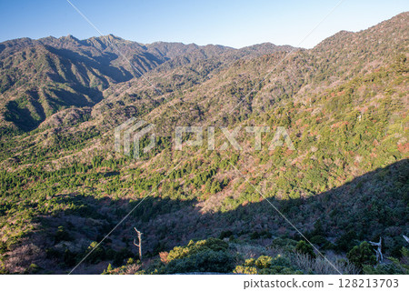 Clear autumn day, from Taiko Rock, Yakushima Island in the Offshore Alps (Autumn) 128213703
