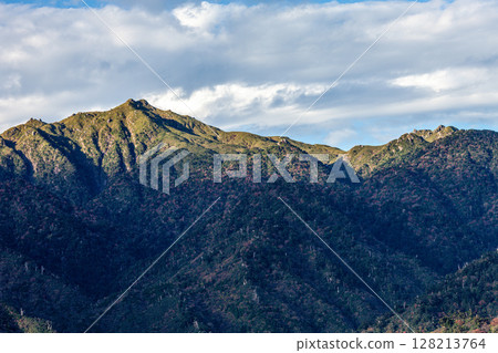 Miyanouradake, one of Japan's top 100 mountains, World Natural Heritage Site Yakushima (Autumn) Miyanouradake, one of Japan's top 100 mountains, World Natural Heritage Site Yakushima (Autumn) 128213764