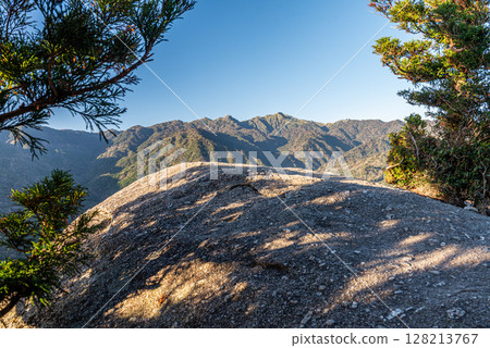 晴朗的秋日，從近海阿爾卑斯山屋久島太鼓岩拍攝（秋季） 128213767