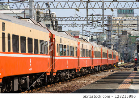 這是台灣旅客特快列車「巨光號」的客車。 128213996