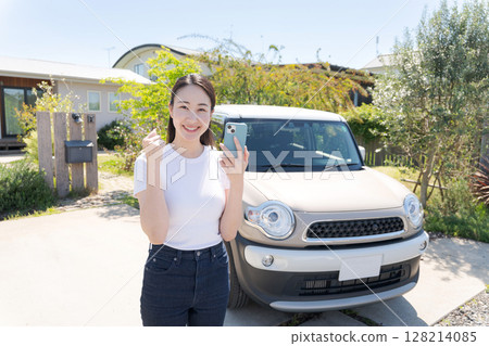 一名二十多歲的女子站在一輛汽車前 128214085