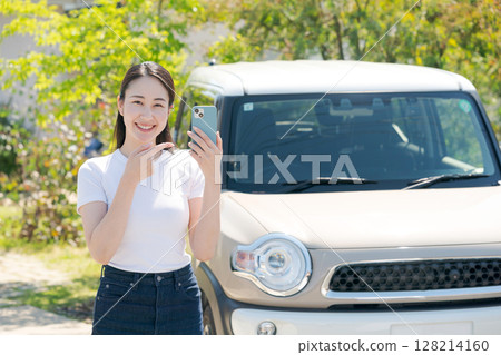 站立在汽車前面的一個少婦 站立在汽車前面的一個少婦 128214160