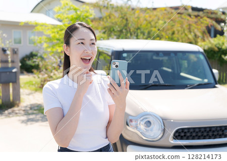 一名二十多歲的女子站在一輛汽車前 一名二十多歲的女子站在一輛汽車前 128214173