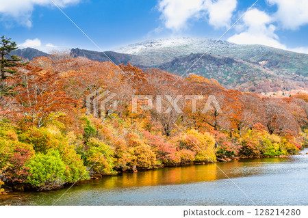 秋田：紅葉菅原湖與白雪皚皚的栗駒山 128214280