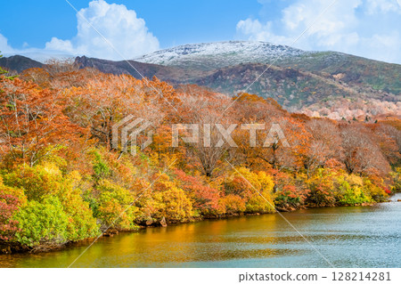 秋田：紅葉菅原湖與白雪皚皚的栗駒山 128214281