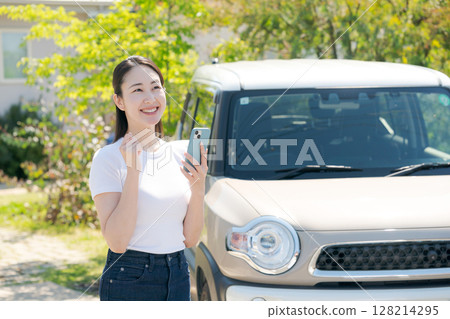 站立在汽車前面的一個少婦 128214295
