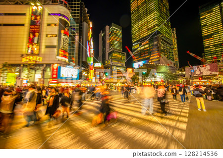 平安夜，澀谷十字路口人潮擁擠 128214536