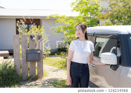 一名二十多歲的女子站在一輛汽車旁邊 一名二十多歲的女子站在一輛汽車旁邊 128214568