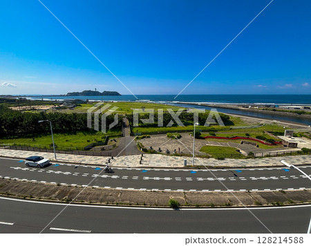 National Route 134 along the Shonan/Kugenuma coast and near the mouth of the Hikiji River near Enoshima 128214588