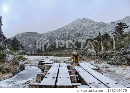 Paradise above the clouds: Hananoegawa and Mt. Kuromi, World Natural Heritage Site, Yakushima (Winter) 128214679