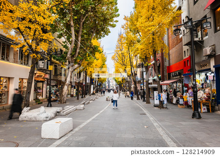 Autumn in Seoul: Insadong main street Autumn in Seoul: Insadong main street 128214909