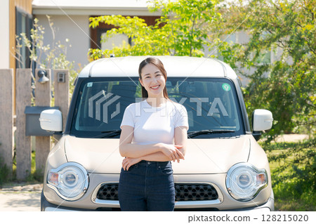 站在汽車旁的年輕女子 站在汽車旁的年輕女子 128215020