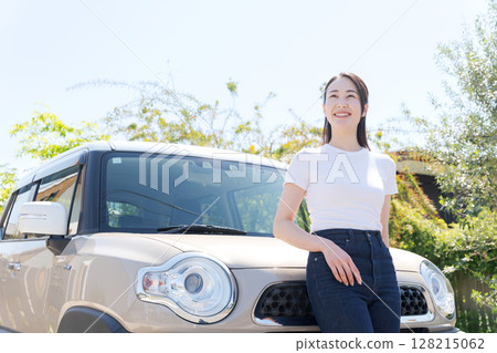站立在汽車前面的婦女 128215062