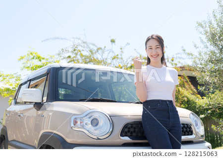 站立在汽車前面的婦女 128215063
