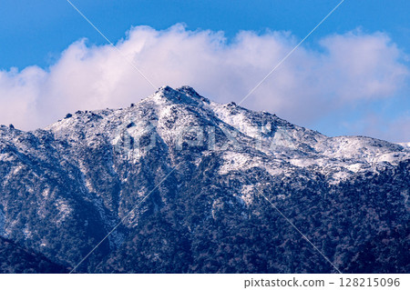 The beautiful snow scenery of Mount Miyanoura, one of Japan's 100 most famous mountains and a World Natural Heritage site on Yakushima Island 128215096