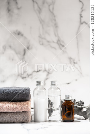 3個化妝品瓶、毛巾和乾燥花 128215123