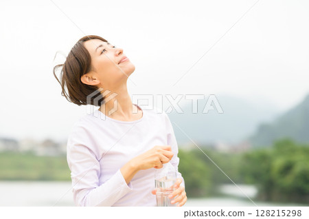 在公園裡補水的女人 128215298