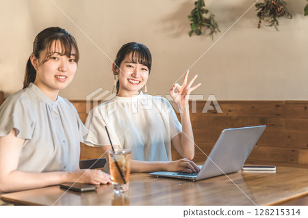 女商人,在咖啡館或家裡用筆記型電腦工作的女人 女商人,在咖啡館或家裡用筆記型電腦工作的女人 128215314