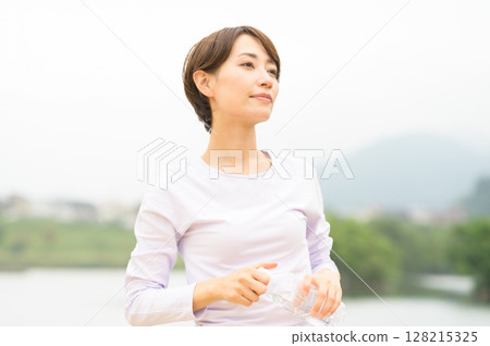 在公園裡補水的女人 128215325
