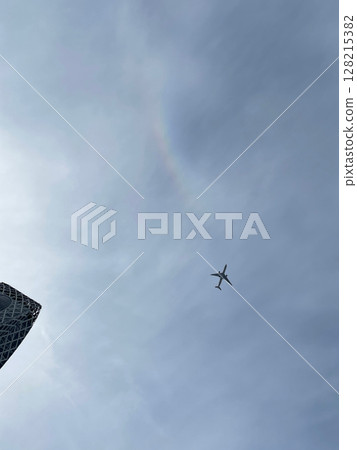 An airplane crossing the circumzenith arc in the sky above Nishi-Shinjuku, Tokyo 128215382