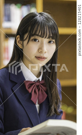 高中女生手捧書本,目光平靜 | 圖書館裡的知識分子畫像 高中女生手捧書本,目光平靜 | 圖書館裡的知識分子畫像 128215401