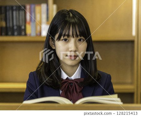 圖書館看書的高中女生 | 目光炯炯，目光直視前方 128215413