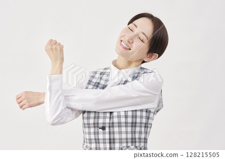 白色背景下伸展雙臂的女性辦公室職員 128215505