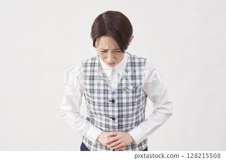 女職員鞠躬道歉白色背景 128215508