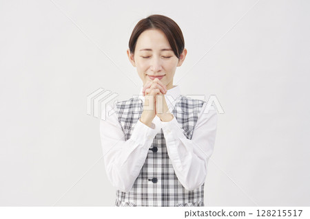 女性辦公室職員祈禱白色背景 128215517