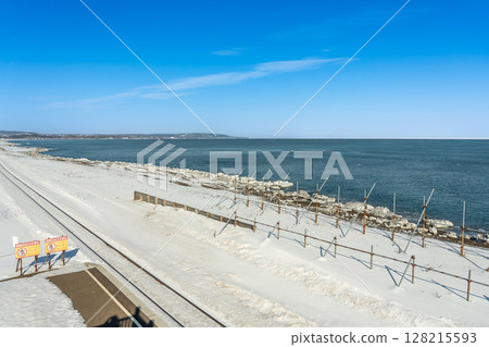 Abashiri, Hokkaido: The platform and tracks at Kitahama Station, facing the Sea of Okhotsk and overlooking drift ice 128215593