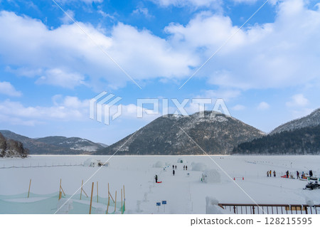 冬季，遊客漫步於北海道鹿追町的然別湖，感受冰雪世界 128215595