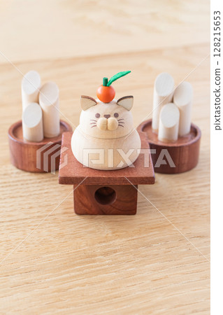 Cat Kagami-mochi: Cute New Year's card material Cat Kagami-mochi: Cute New Year's card material 128215653