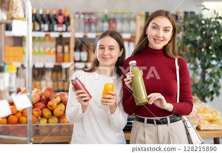 Mom and daughter choose smoothies 128215890
