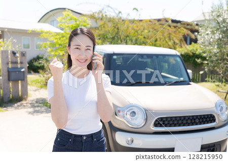 一名二十多歲的女子站在一輛汽車前 一名二十多歲的女子站在一輛汽車前 128215950