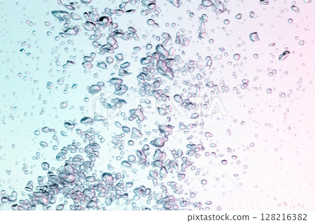 水面上漂浮著許多氣泡。 水面上漂浮著許多氣泡。 128216382