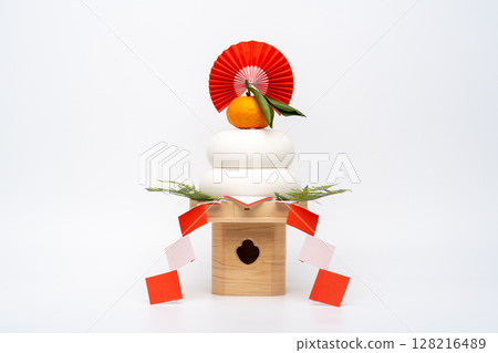 照片以“鏡餅”為中心,白色背景,帶有三寶(底座) 照片以“鏡餅”為中心,白色背景,帶有三寶(底座) 128216489