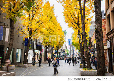 Autumn in Seoul: Insadong main street 128216522