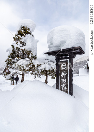 Snow-covered winter World Heritage Site Shirakawa Village (Shirakawa-go) Gifu Prefecture: January Snow-covered winter World Heritage Site Shirakawa Village (Shirakawa-go) Gifu Prefecture: January 128216565