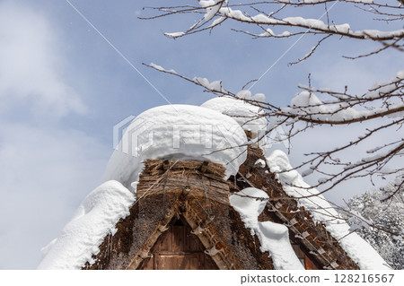 白雪皚皚的冬季 世界遺產 白川村 岐阜縣:一月 白雪皚皚的冬季 世界遺產 白川村 岐阜縣:一月 128216567