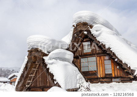白雪皚皚的冬季 世界遺產 白川村 岐阜縣:一月 白雪皚皚的冬季 世界遺產 白川村 岐阜縣:一月 128216568