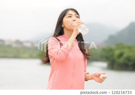 在公園裡補水的女人 在公園裡補水的女人 128216733