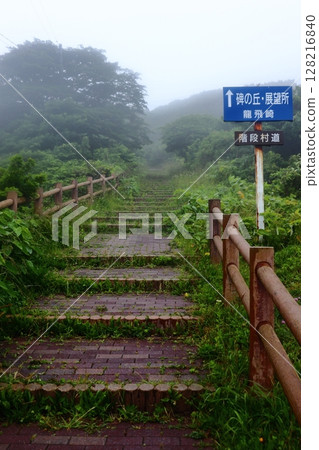 霧岬龍飛階梯國道旁的村道(青森縣外濱町) 霧岬龍飛階梯國道旁的村道(青森縣外濱町) 128216840