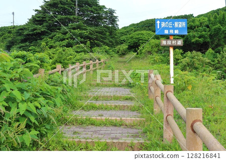 國道旁的龍飛崎階梯村道路（青森縣外濱町） 128216841