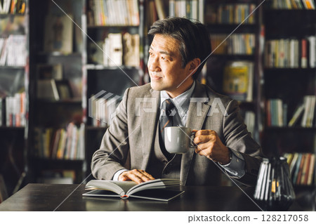 圖書館,亞洲男商人在書房喝咖啡(閱讀、文學、文化、復古、古董) 圖書館,亞洲男商人在書房喝咖啡(閱讀、文學、文化、復古、古董) 128217058