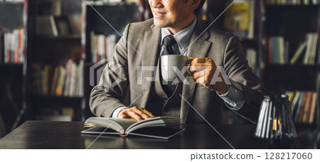 圖書館,亞洲男商人在書房喝咖啡(閱讀、文學、文化、復古、古董) 圖書館,亞洲男商人在書房喝咖啡(閱讀、文學、文化、復古、古董) 128217060