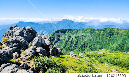 夏季攀登妙高山（從南峰頂眺望黑姬山、高妻山） 128217593