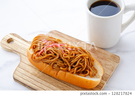 享用帶有懷舊鄉村醬料的炒麵麵包和現煮咖啡的咖啡小憩。 128217824